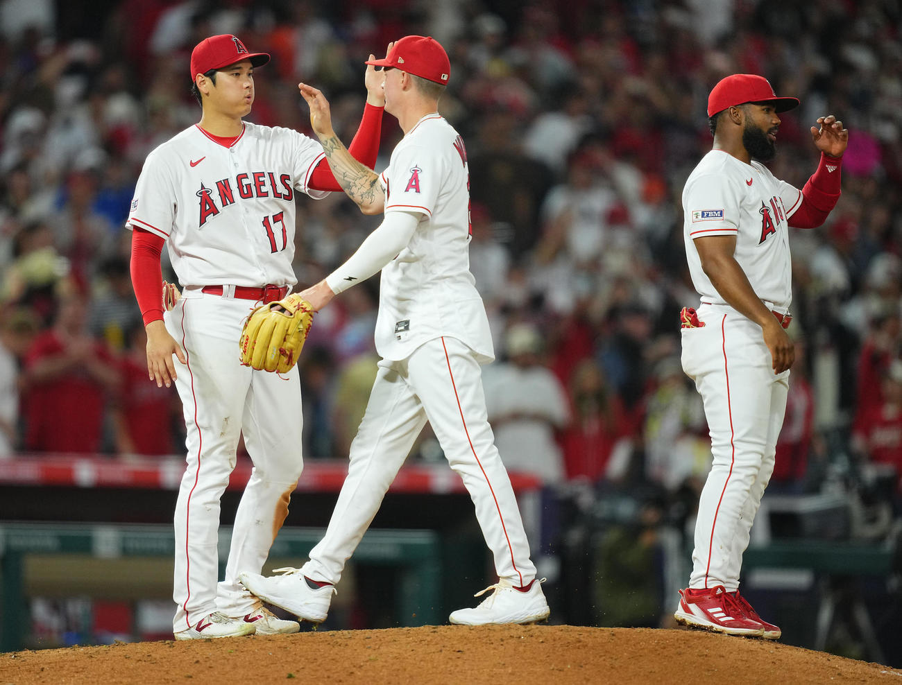 エンゼルス対ジャイアンツ　ジャイアンツに勝利し10勝目を挙げたエンゼルス大谷（左）はナインを出迎える（撮影・垰建太）