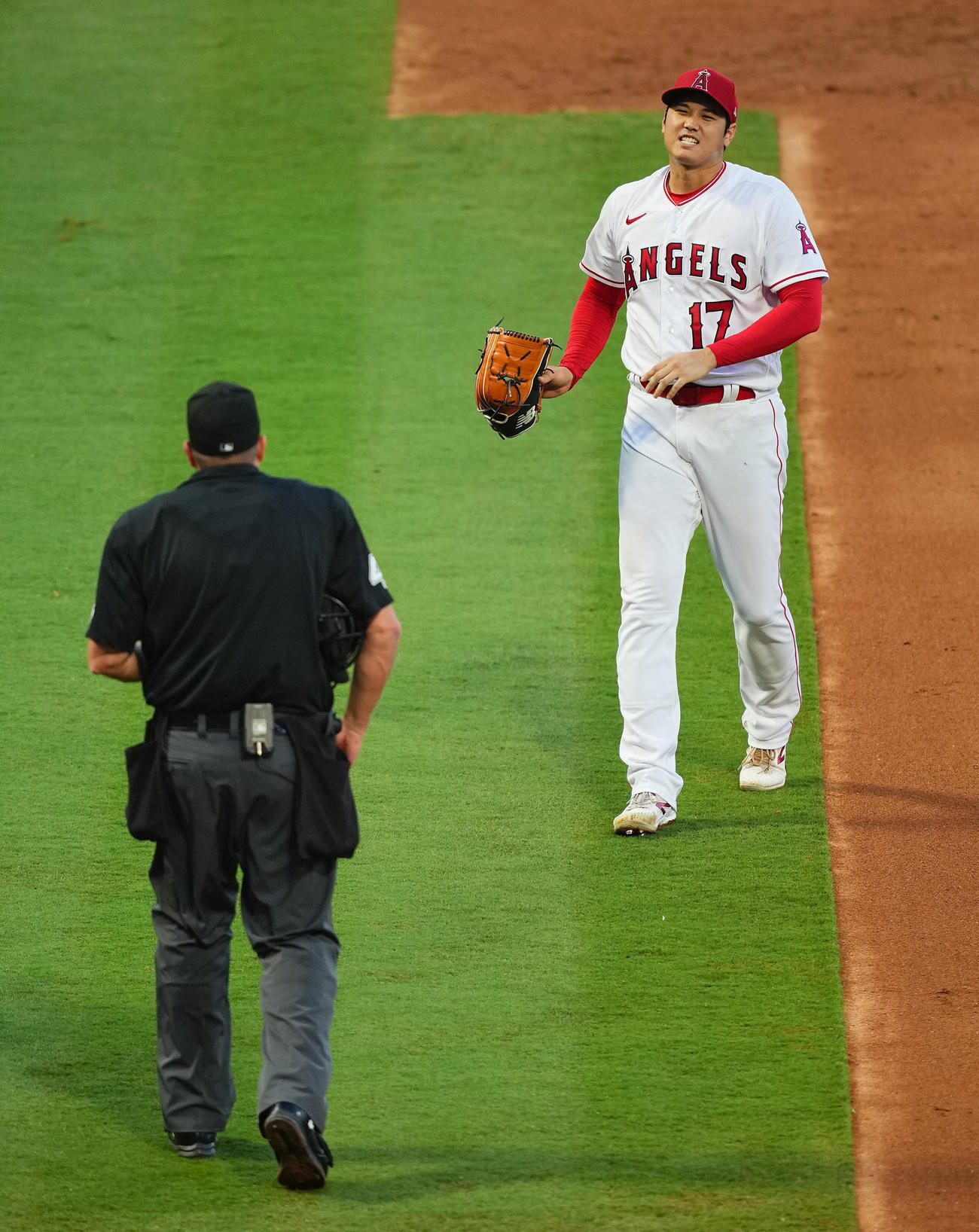 エンゼルス対ジャイアンツ　3回表の登板を終え厳しい表情で球審と言葉を交わすエンゼルス先発の大谷（撮影・垰建太）