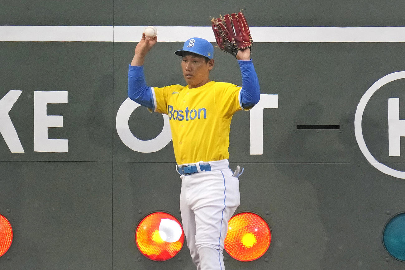 ロイヤルズ戦　2回、見つけたボールを拾い上げてアピールする吉田（AP）