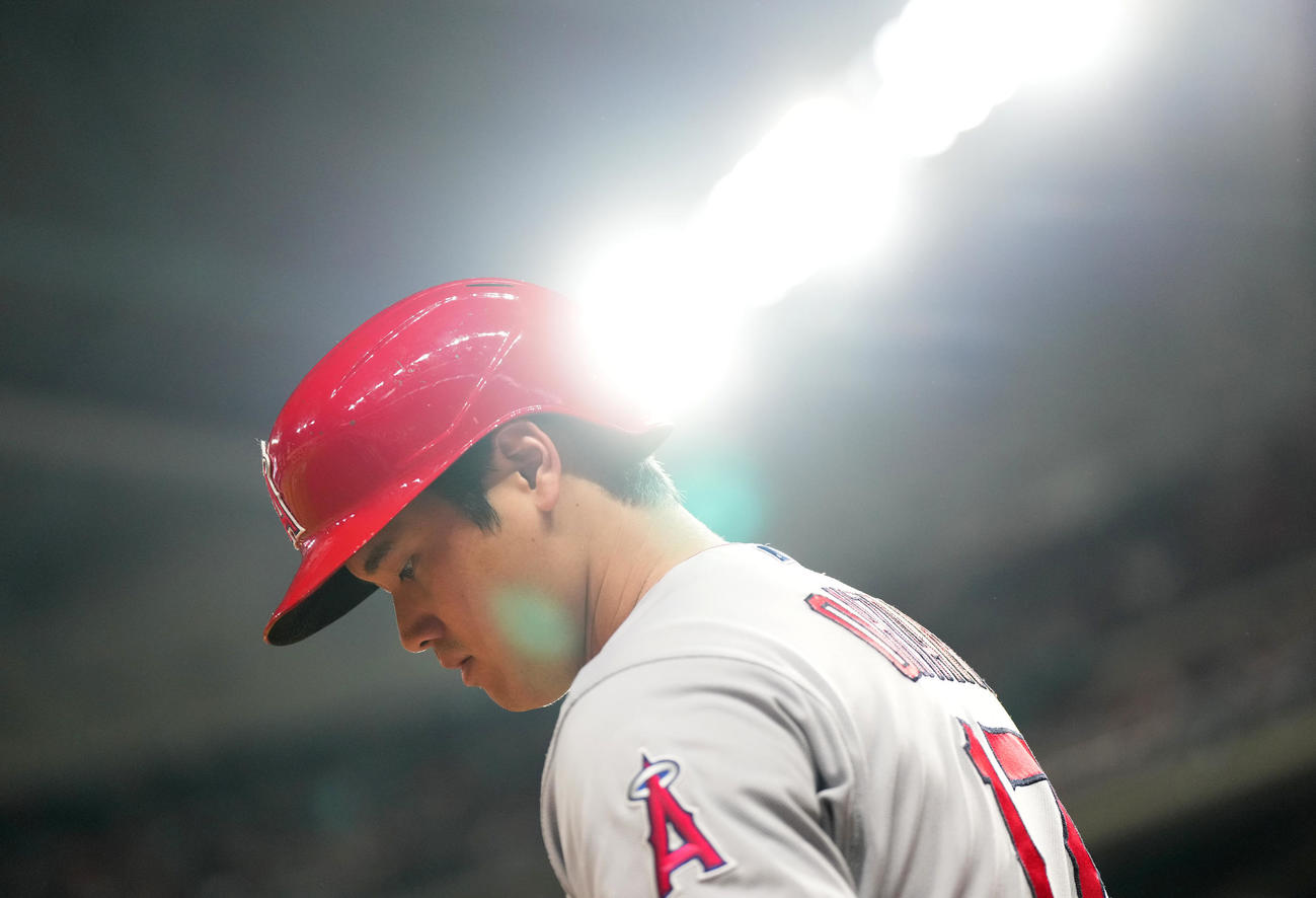 アストロズ対エンゼルス　8回、スタジアムのライトを浴びながら打席に入る準備をするエンゼルス大谷（撮影・菅敏）