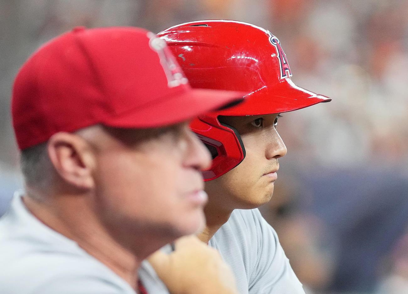 アストロズ対エンゼルス　5回、ベンチからフィールドを見つめる大谷とネビン監督（手前）（撮影・菅敏）