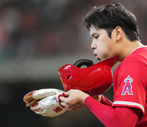 アストロズ対エンゼルス　9回、三塁に進塁した大谷は、ヘルメットに付いた芝を吹き飛ばす（撮影・菅敏）