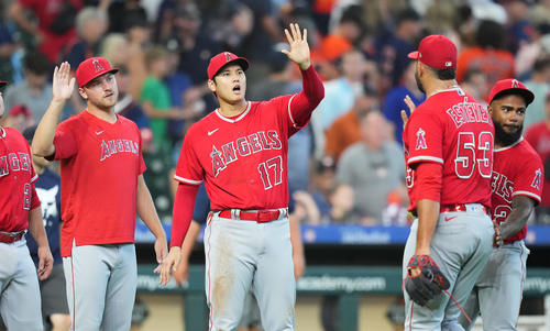 アストロズ対エンゼルス　アストロズに勝利し、ナインをタッチで迎えるエンゼルス大谷（中央）（撮影・菅敏）