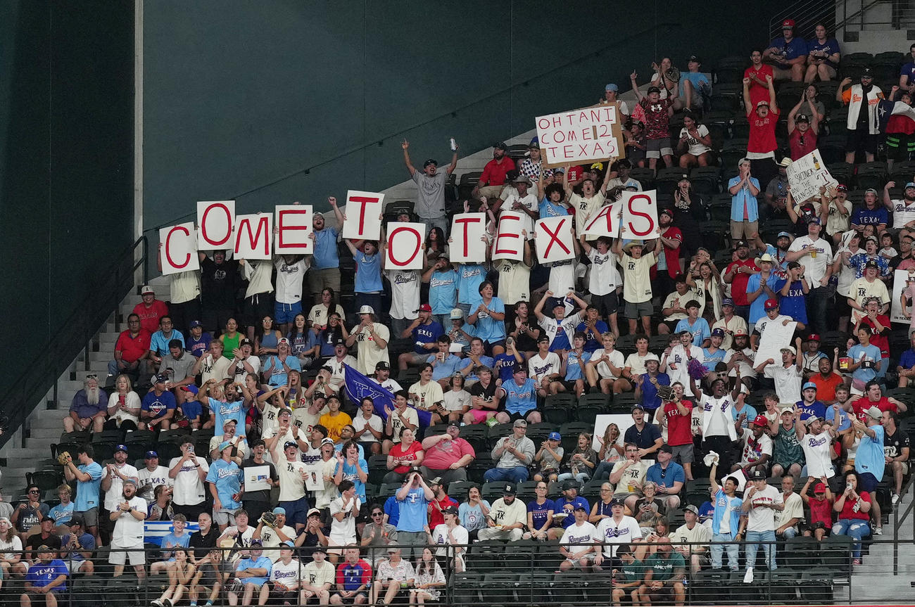 レンジャーズ対エンゼルス　「COME TO TEXAS」のボードを掲げ、エンゼルス大谷に声援を送るレンジャーズファン（撮影・菅敏）
