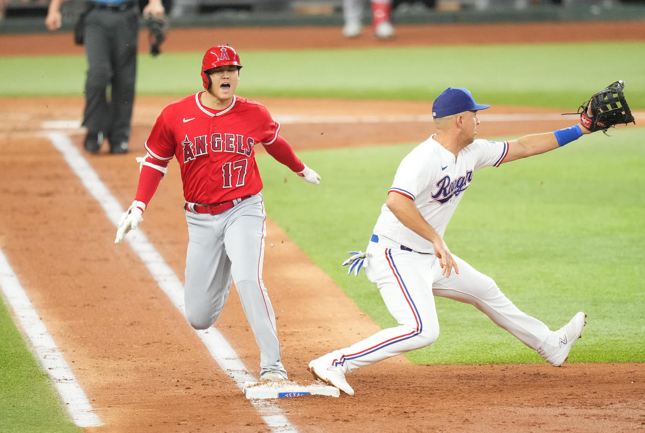 レンジャーズ対エンゼルス　3回表エンゼルス無死、三塁に打球を放ち、一塁に駆け込み内野安打とする大谷（左）（撮影・菅敏）