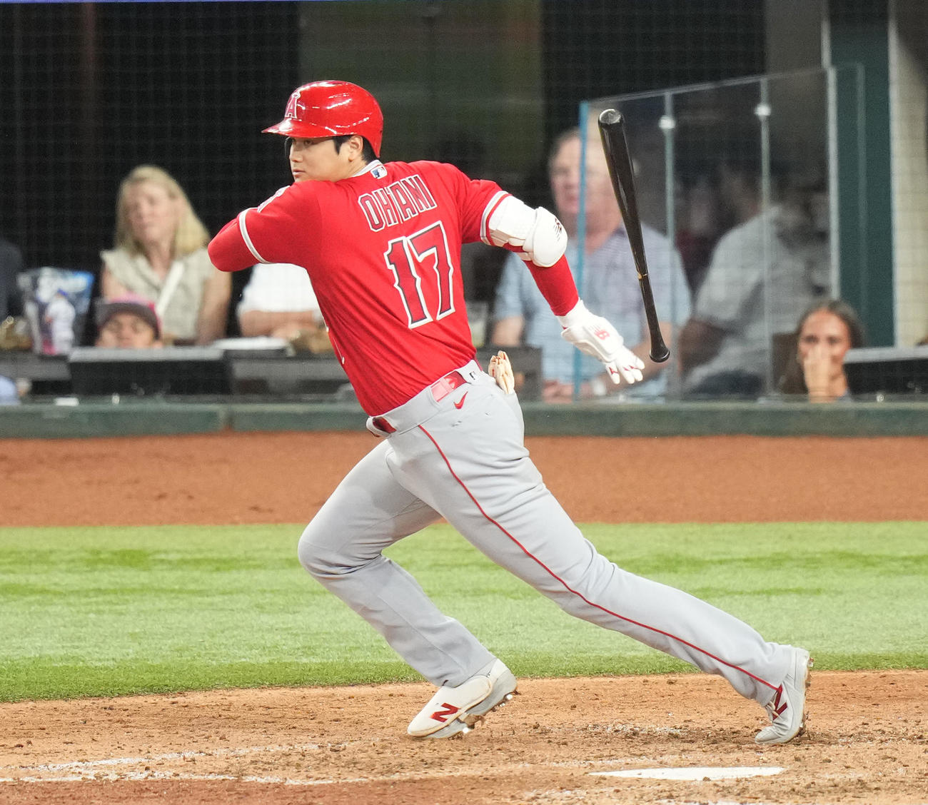 レンジャーズ対エンゼルス　8回表エンゼルス1死、遊内野安打を放つ大谷（撮影・菅敏）