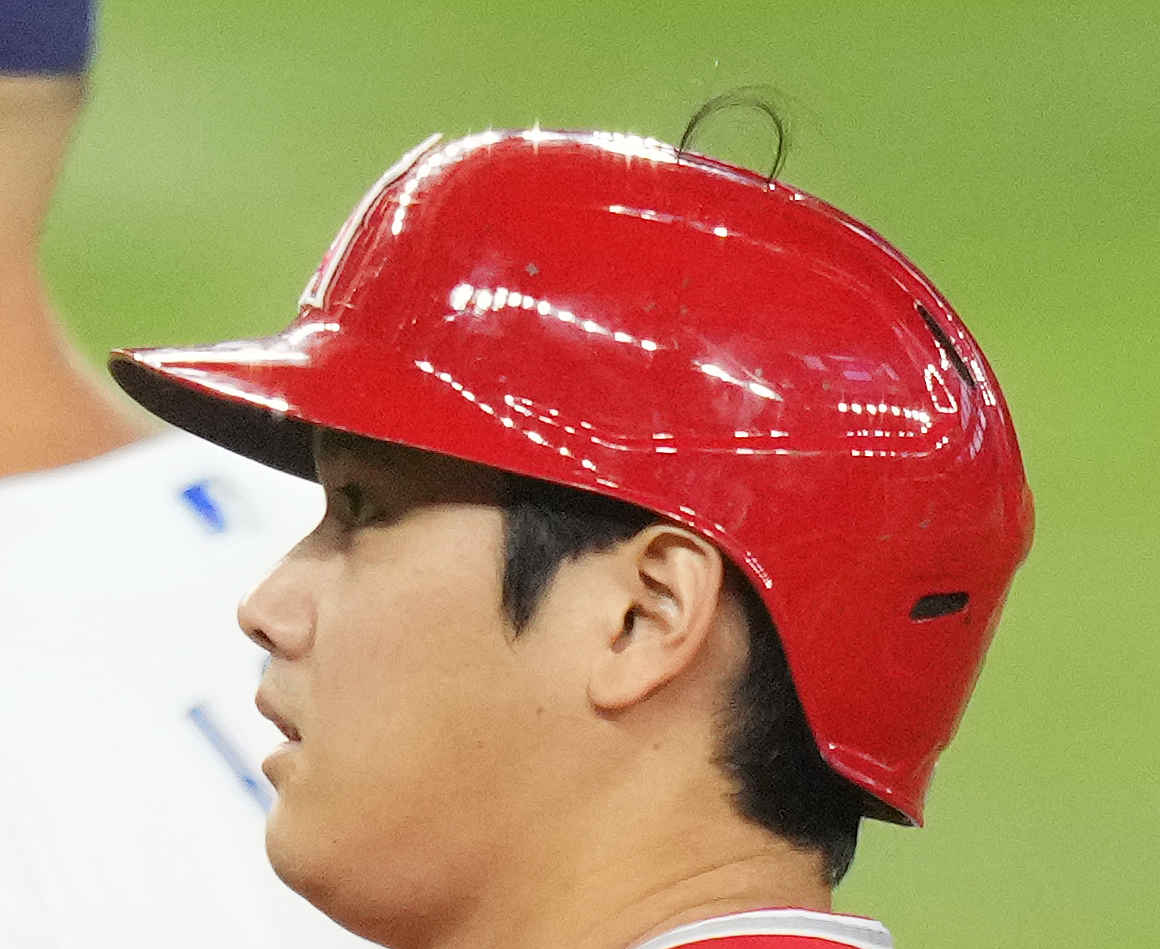 レンジャーズ対エンゼルス　3回、内野安打で出塁する大谷は、ヘルメットのすき間から髪の毛をのぞかせる（撮影・菅敏）