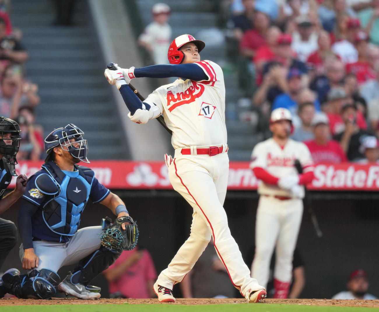 エンゼルス対レイズ　2回裏2死満塁、右越えに43号満塁本塁打を放つ大谷（撮影・菅敏）