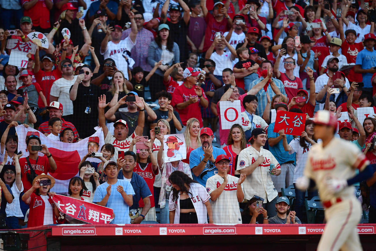 エンゼルス対レイズ　2回裏2死満塁、右越えに43号満塁本塁打を放った大谷翔平（ロイター＝USA TODAY Sports）