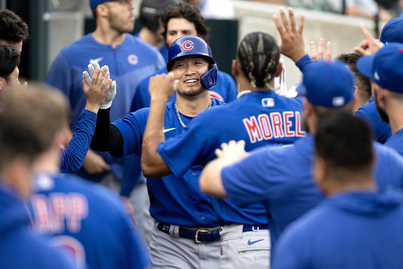 2試合連続となる13号ソロを放ち祝福されるカブス鈴木誠也（ロイター＝USA TODAY Sports）