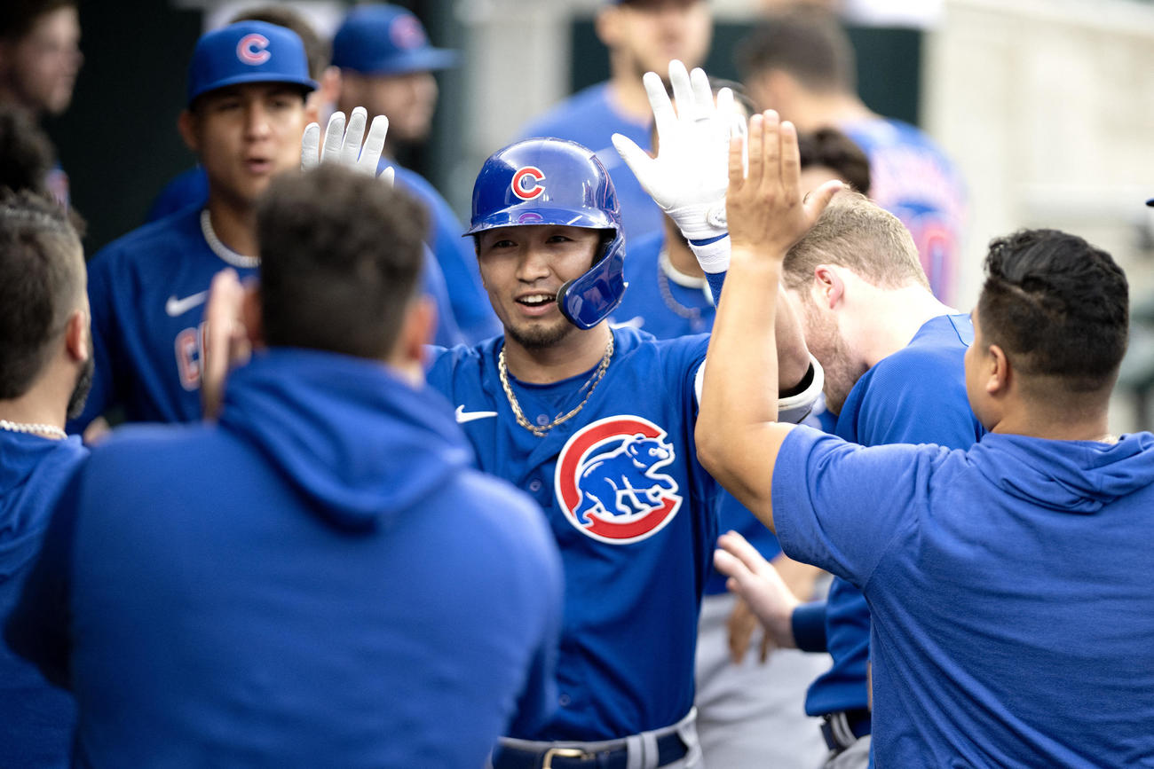 2試合連続となる13号ソロを放ち祝福されるカブス鈴木誠也（ロイター＝USA TODAY Sports）