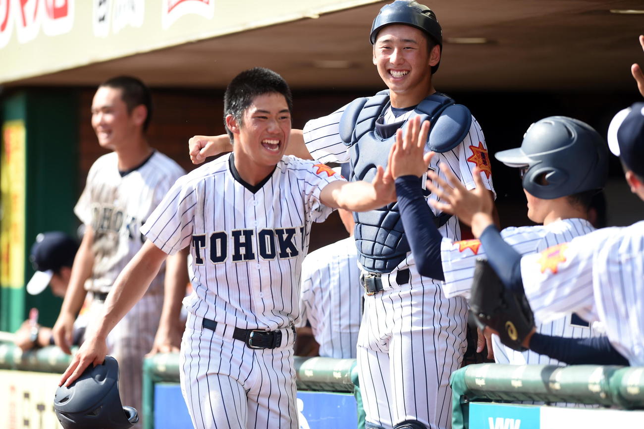 東北対柴田　8回2死三塁、佐藤琉の適時二塁打で生還した西田（中央）（2019年7月撮影）