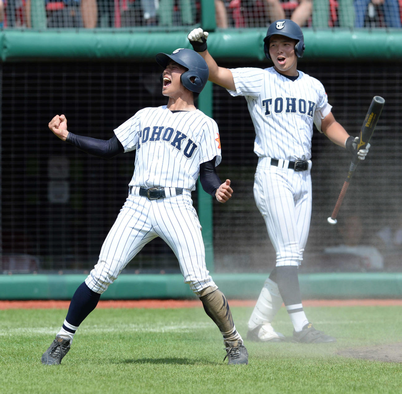 宮城県大会・決勝戦仙台育英対東北　4回、本塁生還でガッツポーズの東北・西田陸浮一塁手(左)（2019年7月撮影）