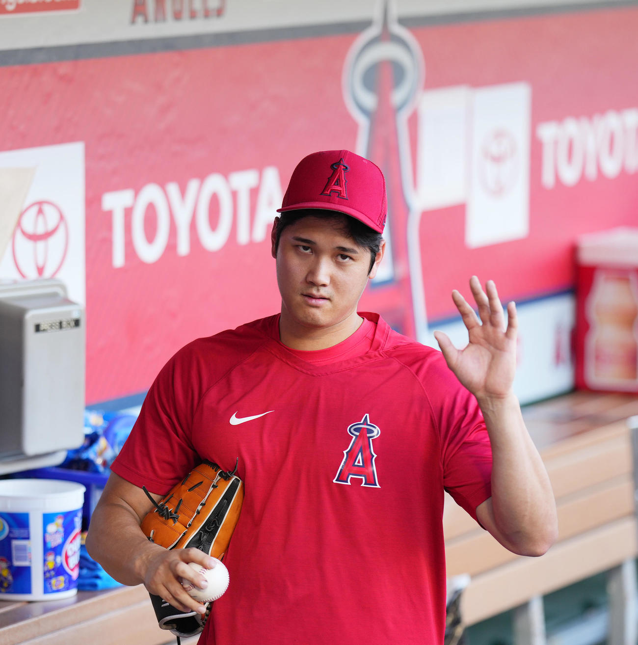 エンゼルス対レッズ　試合前の練習を終え、ファンの声援に応えるエンゼルス大谷（撮影・菅敏）