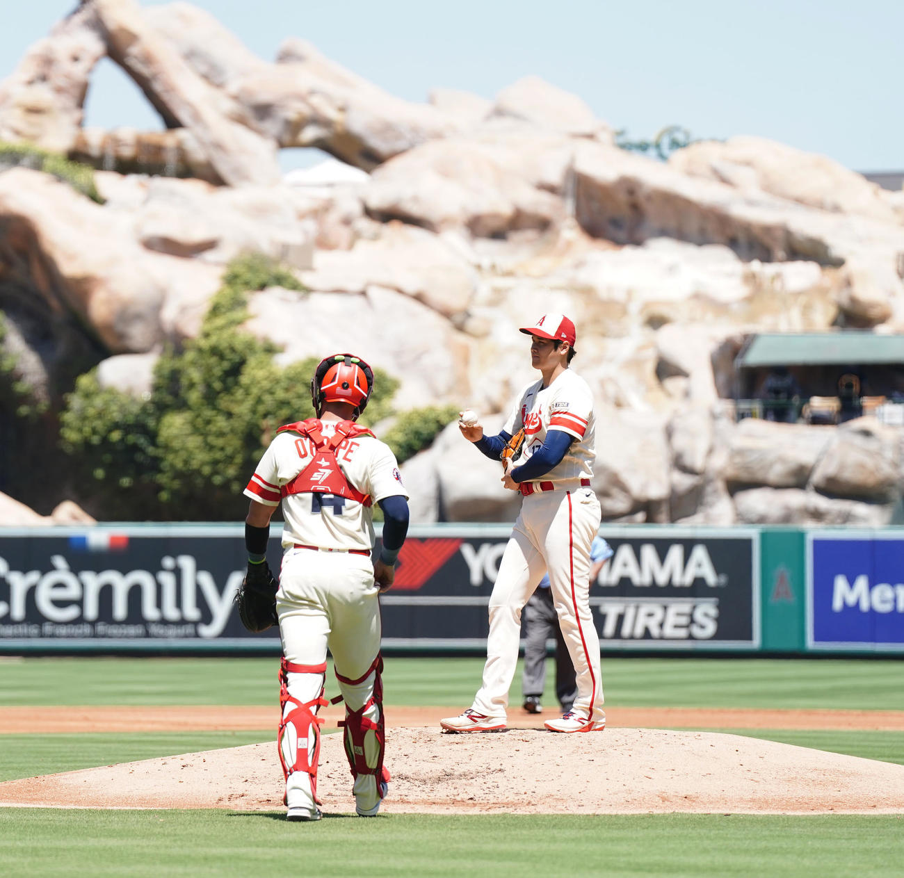 エンゼルス対レッズ　2回表レッズ1死一塁、エンカーナシオンストランドの時、カウント2－2から異変が生じ、右手を気にする大谷。手前はマウンドに歩み寄る捕手オハピー（撮影・菅敏）