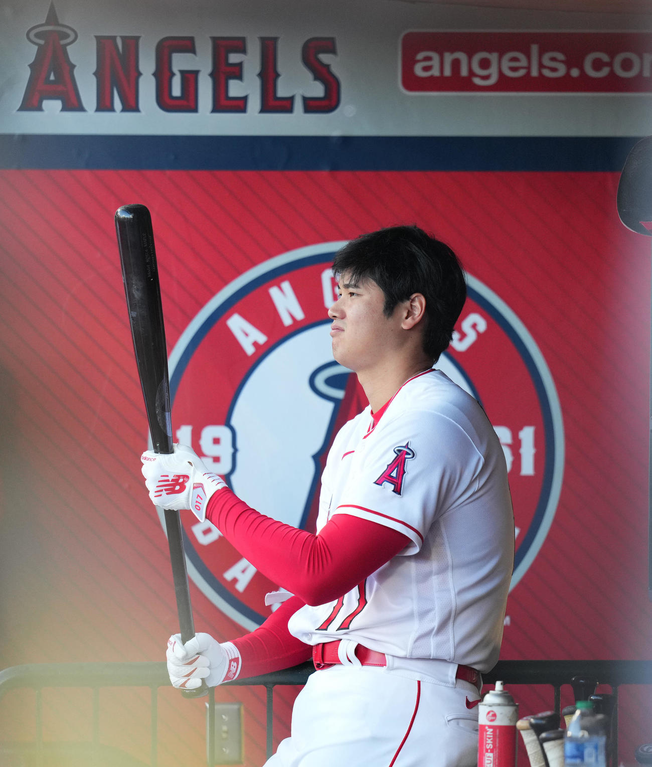 エンゼルス対レッズ　1回、ベンチでバットを手にする大谷（撮影・菅敏）