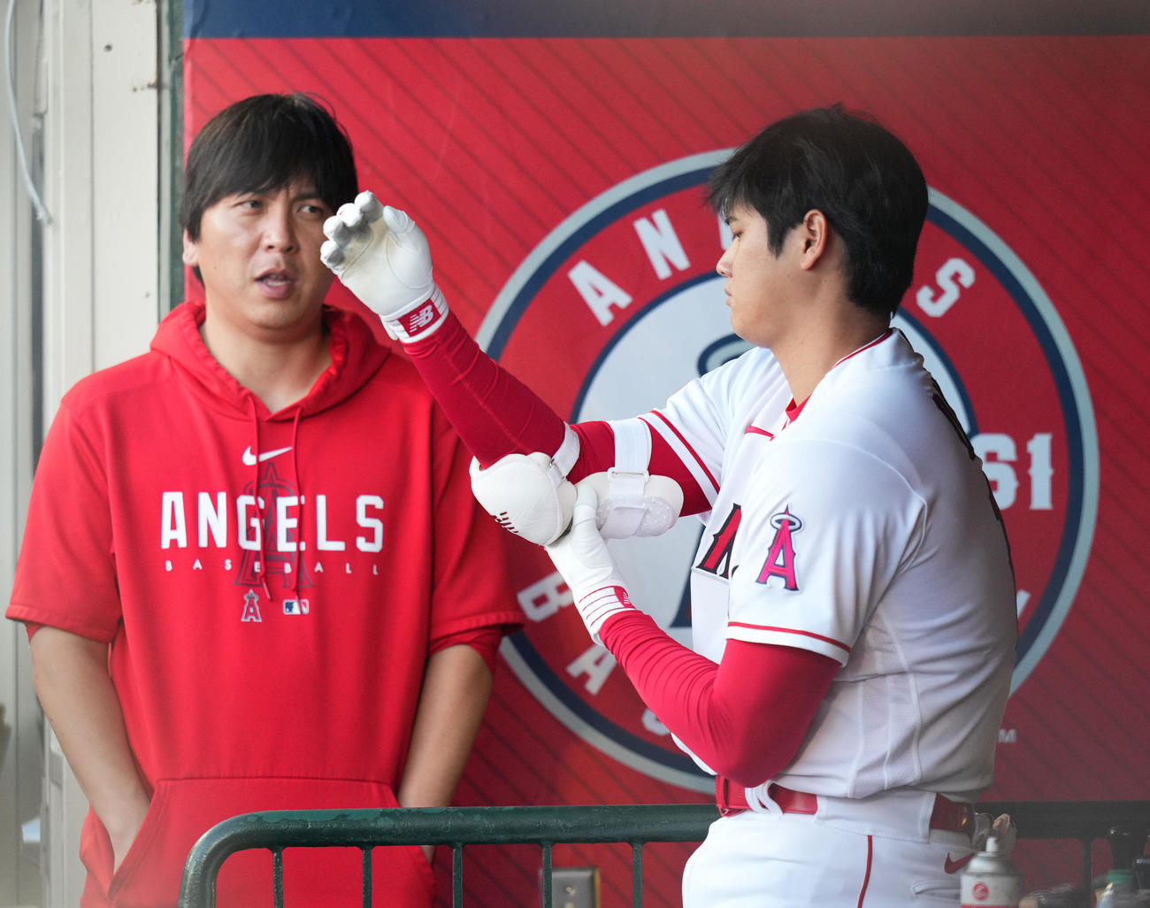 エンゼルス対レッズ　1回、右手にプロテクターをつける大谷。左は水原通訳（撮影・菅敏）