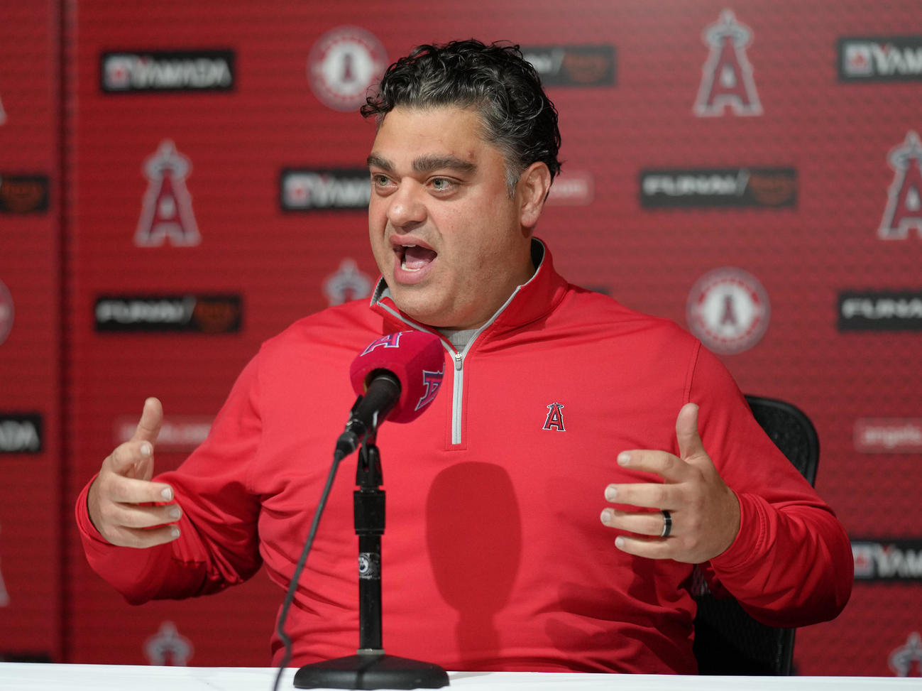 エンゼルス対レッズ　試合後、大谷の症状について説明するエンゼルス・ミナシアンGM（撮影・菅敏）