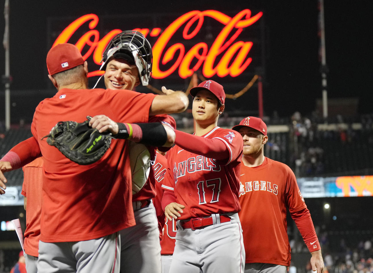 メッツ対エンゼルス　メッツに勝利し、ナインとタッチをする大谷（中央）（撮影・菅敏）