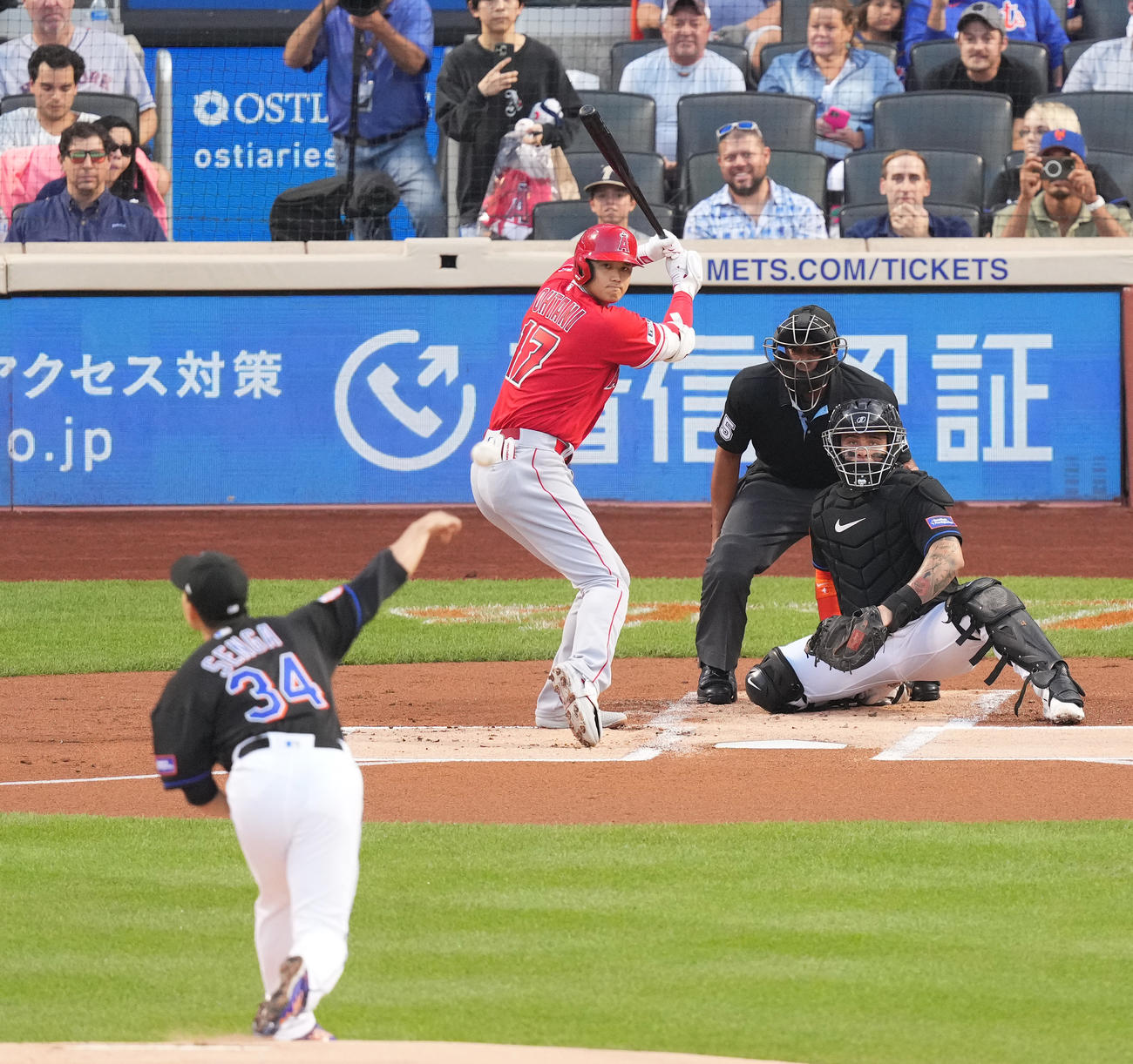 メッツ対エンゼルス　1回表エンゼルス1死、千賀（手前）と対戦する大谷（撮影・菅敏）