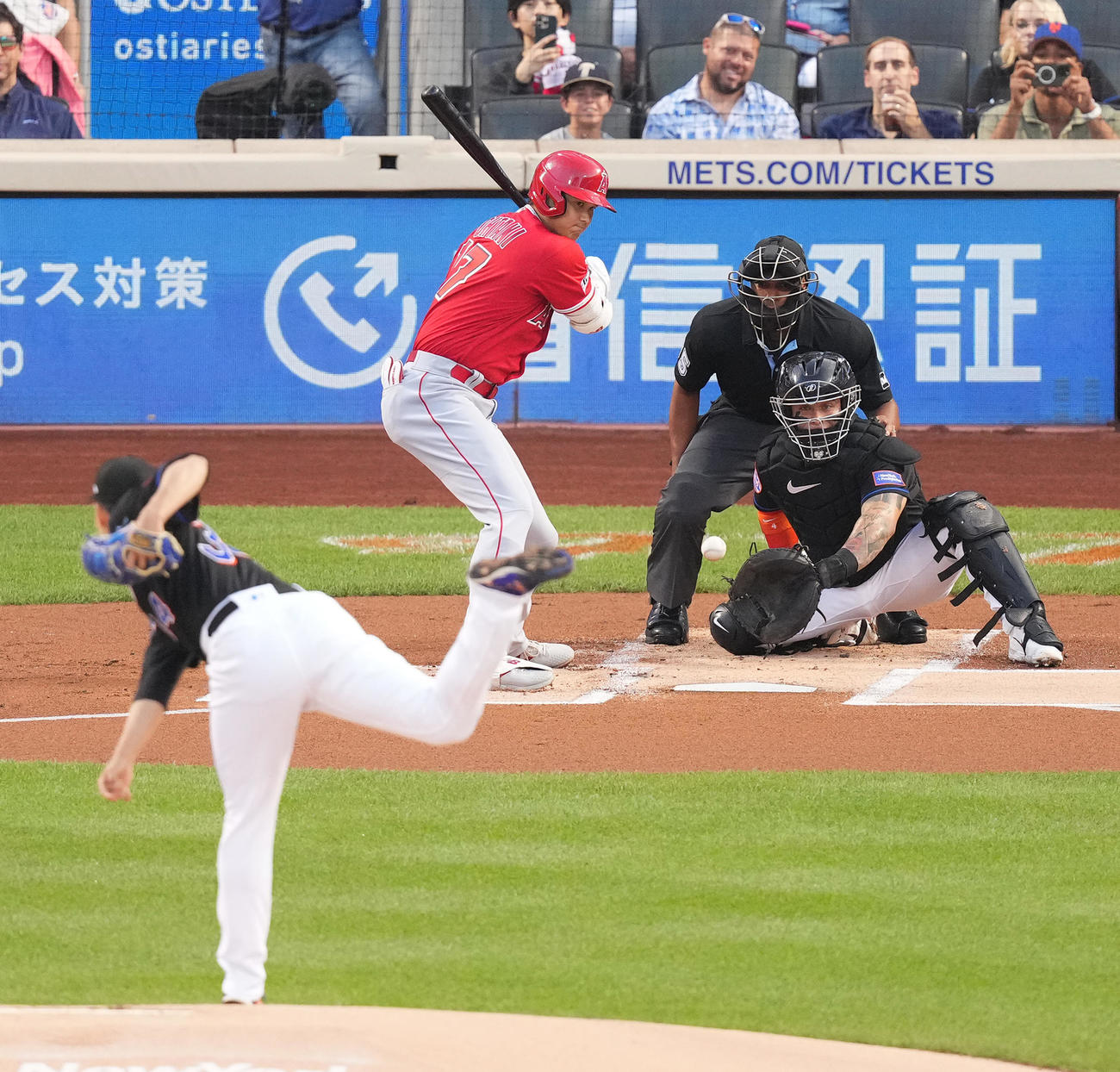 メッツ対エンゼルス　1回表エンゼルス1死、四球を選ぶ大谷。投手千賀（撮影・菅敏）