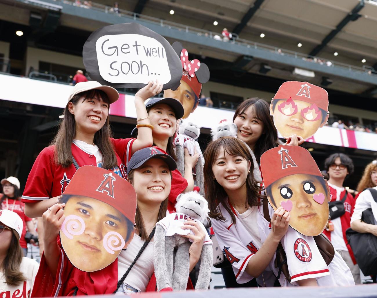 タイガース戦の試合後、エンゼルス・大谷の応援グッズを持つ観客＝アナハイム（共同）