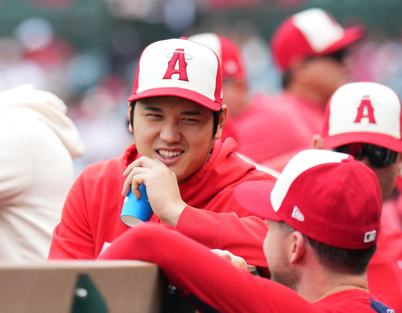 エンゼルス対タイガース　ベンチに姿を現し、ナインと話すエンゼルス大谷（左）（撮影・菅敏）