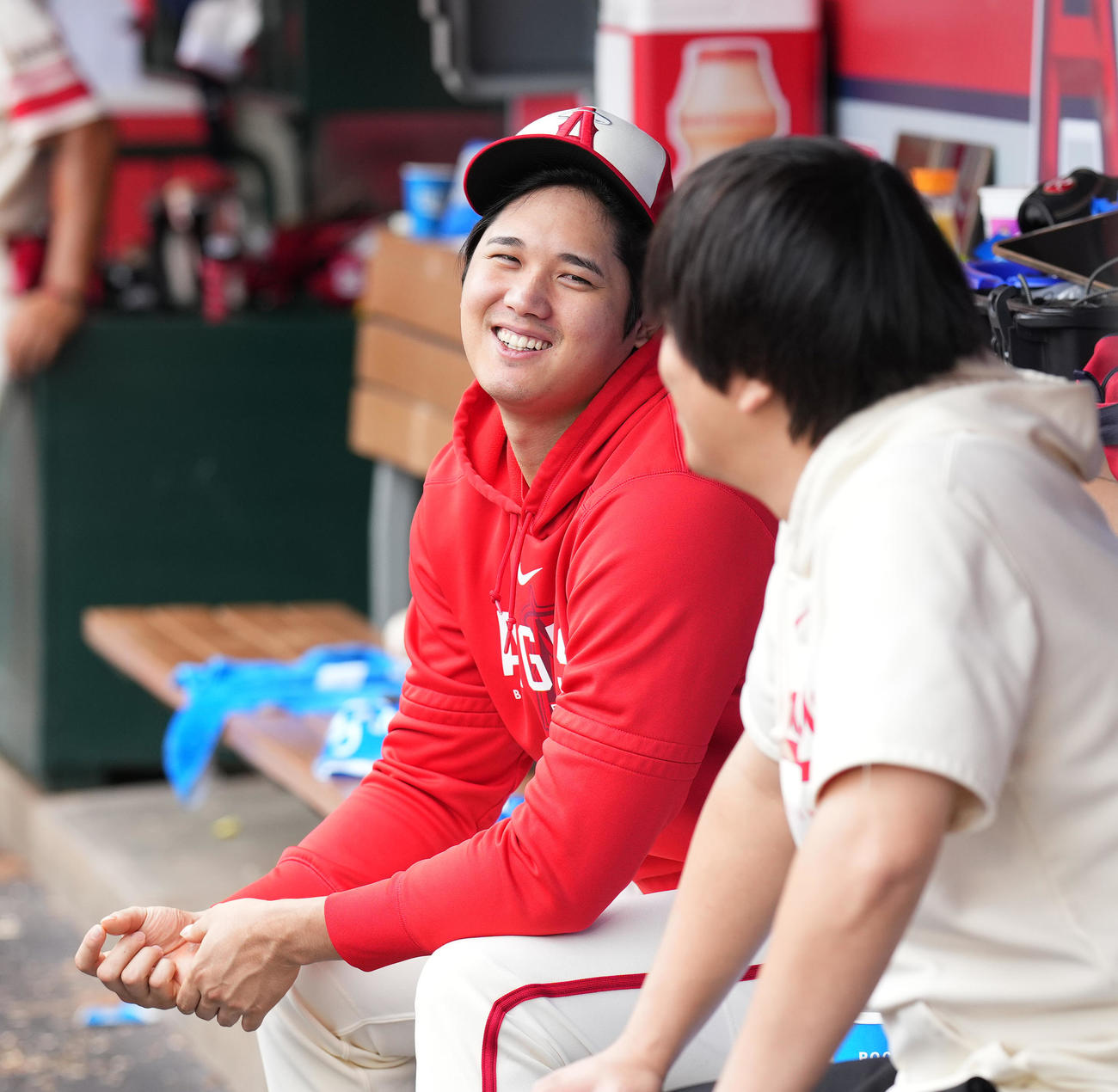 エンゼルス対タイガース　ベンチで水原通訳（手前）と笑顔で話すエンゼルス大谷（撮影・菅敏）