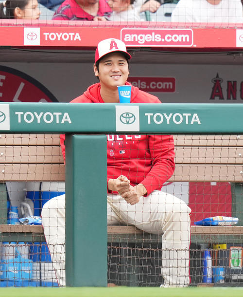 エンゼルス対タイガース　試合中、一塁ベンチのタイガース・カブレラとジェスチャーを交えて会話するエンゼルス大谷（撮影・菅敏）