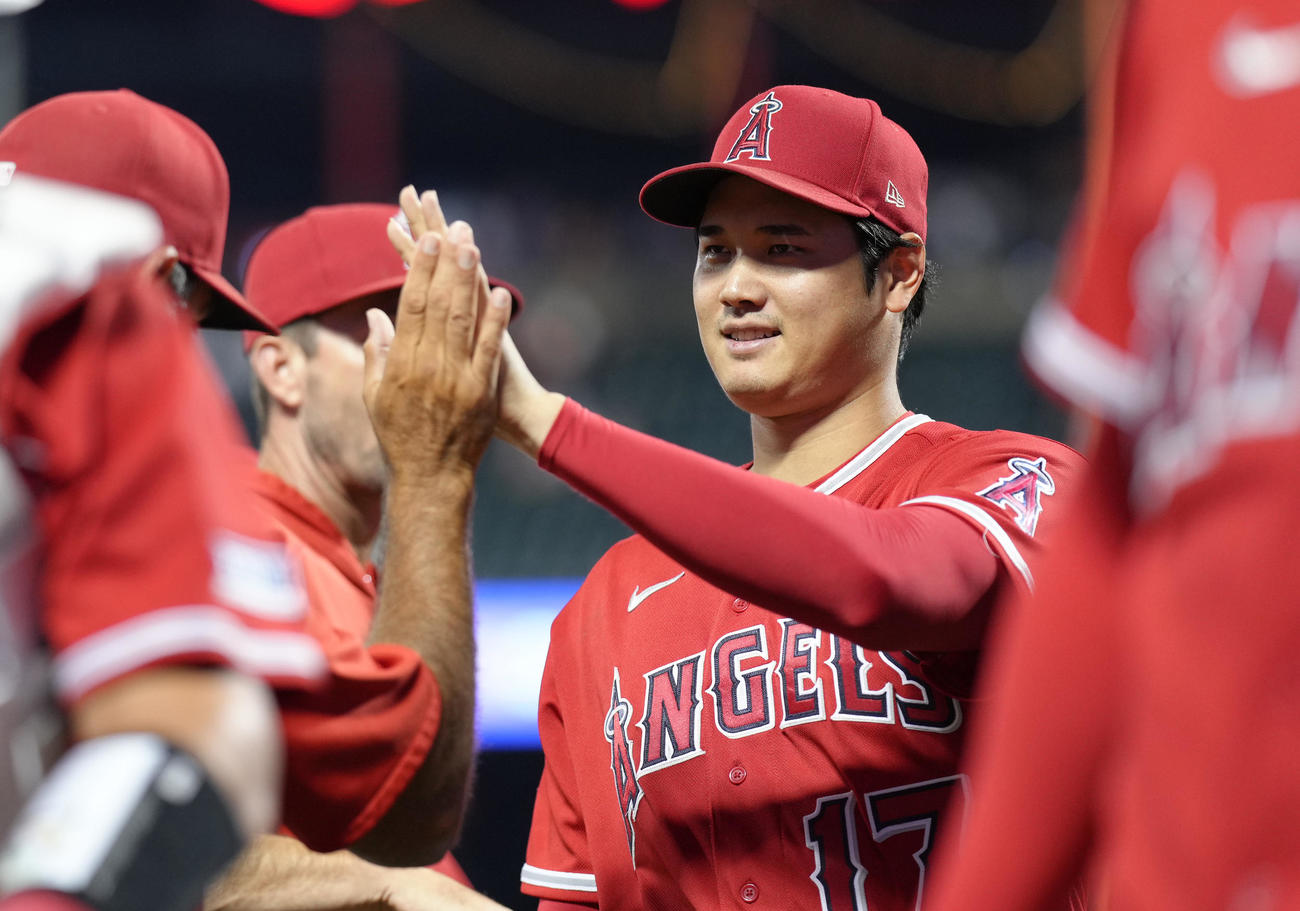 メッツ対エンゼルス　メッツに勝利し、タッチするエンゼルス大谷（撮影・菅敏）