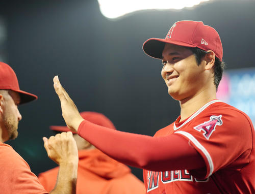 メッツ対エンゼルス　メッツに勝利し、タッチするエンゼルス大谷（撮影・菅敏）