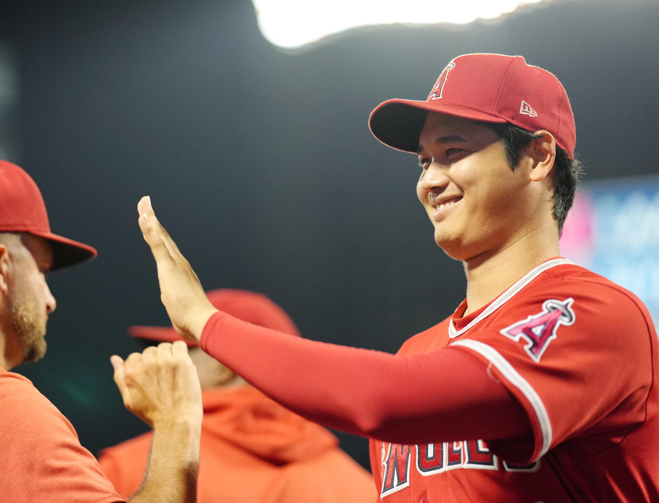 メッツ対エンゼルス　メッツに勝利し、タッチするエンゼルス大谷（撮影・菅敏）