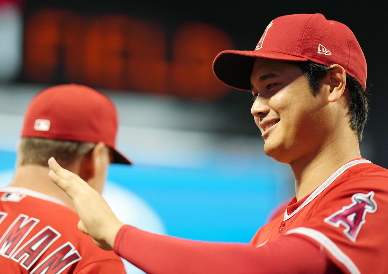 メッツ対エンゼルス　メッツに勝利し、タッチするエンゼルス大谷（撮影・菅敏）