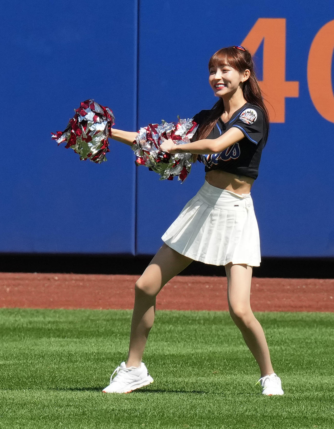 メッツ対エンゼルス　試合前、ダンスで盛り上げるリン・シャン（撮影・菅敏）