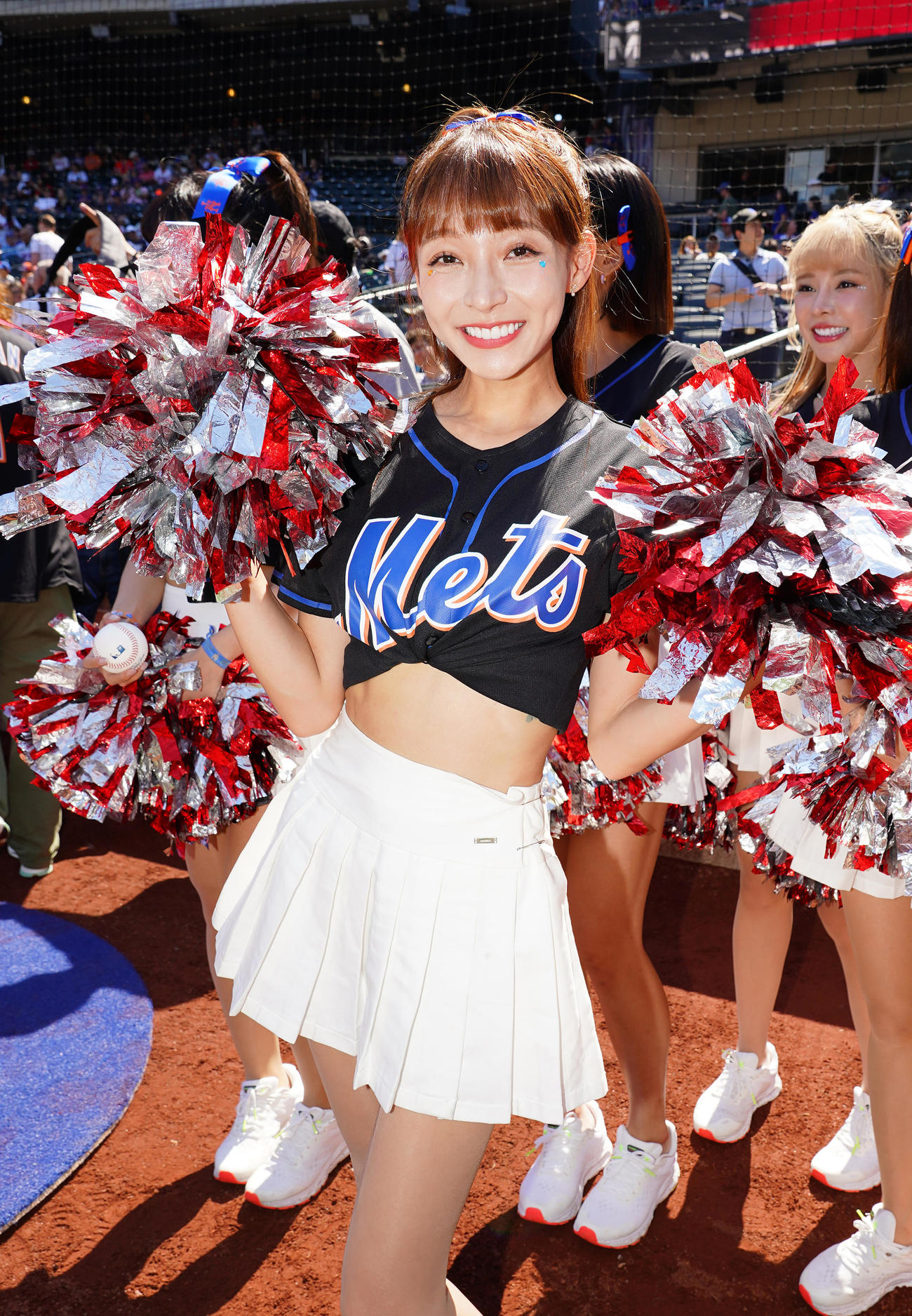 メッツ対エンゼルス　試合前のイベントを終え、ポーズをとるリン・シャン（撮影・菅敏）