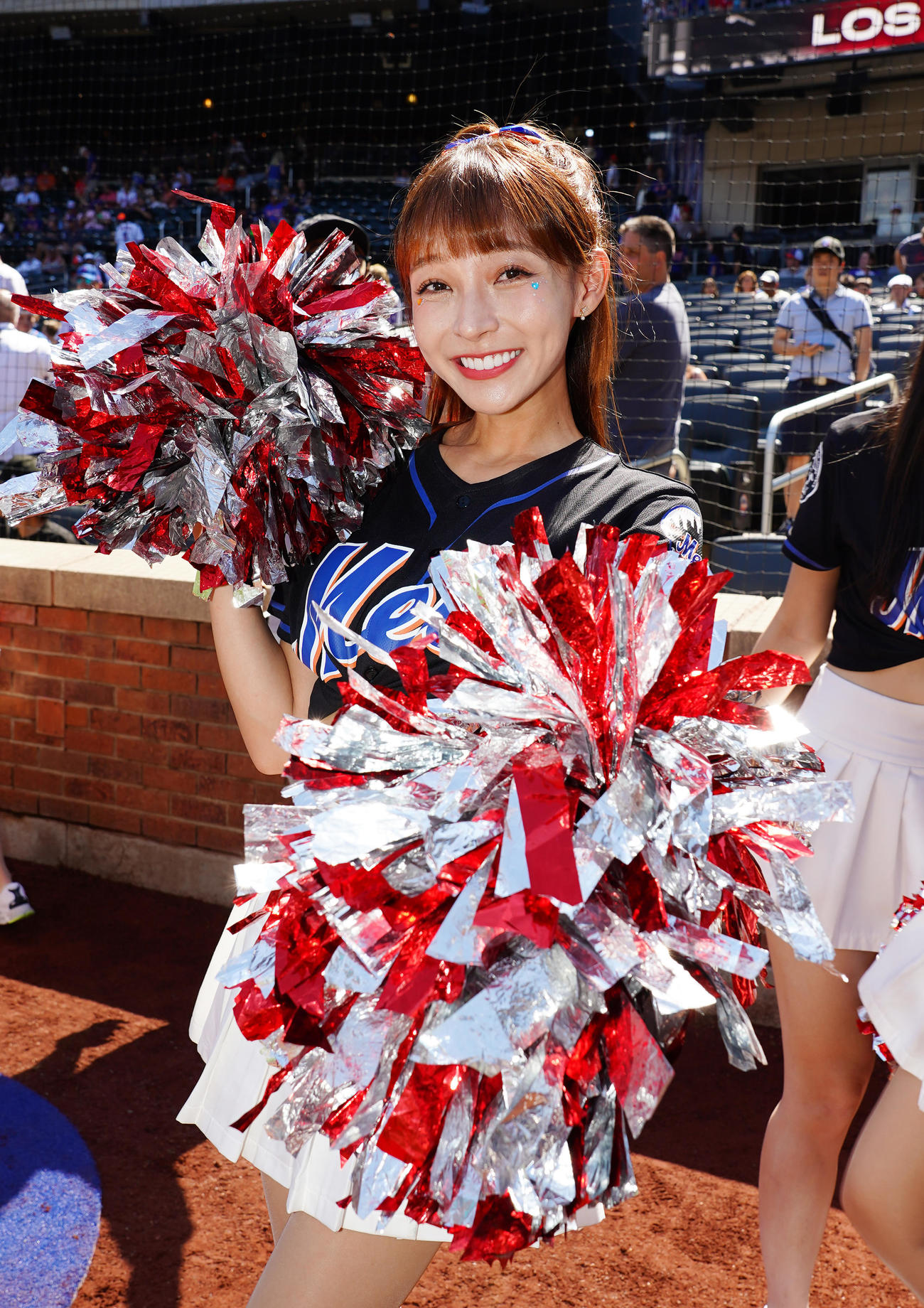 メッツ対エンゼルス　試合前のイベントを終え、ポーズをとるリン・シャン（撮影・菅敏）