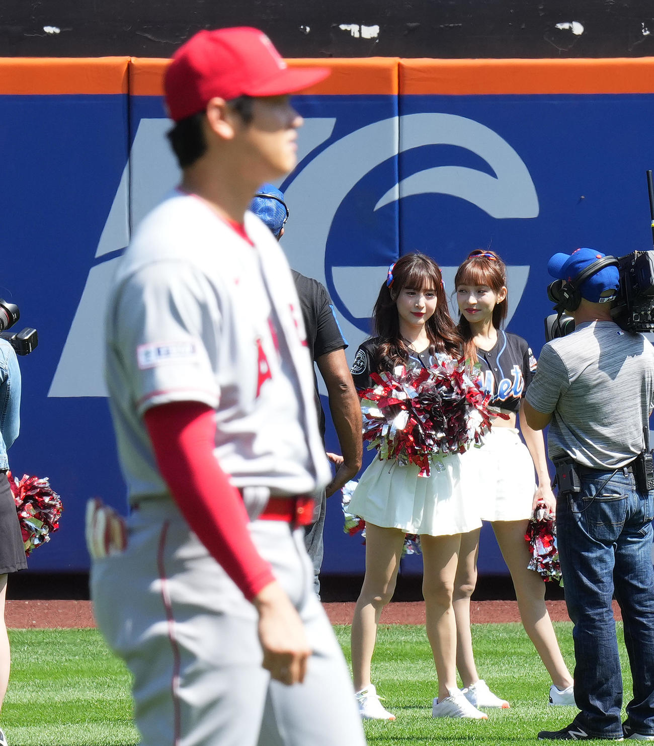 メッツ対エンゼルス　試合前、アップするエンゼルス大谷（手前）を前にするリン・シャン（右から2人目）（撮影・菅敏）