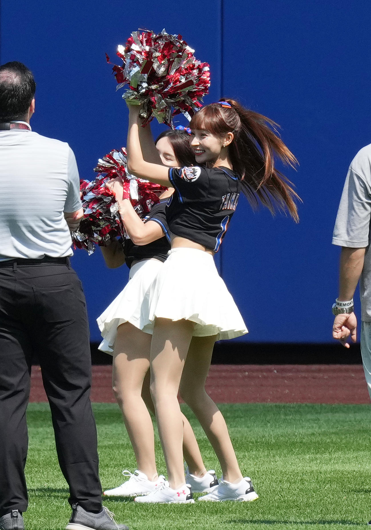 メッツ対エンゼルス　試合前、ダンスで盛り上げるリン・シャン（撮影・菅敏）