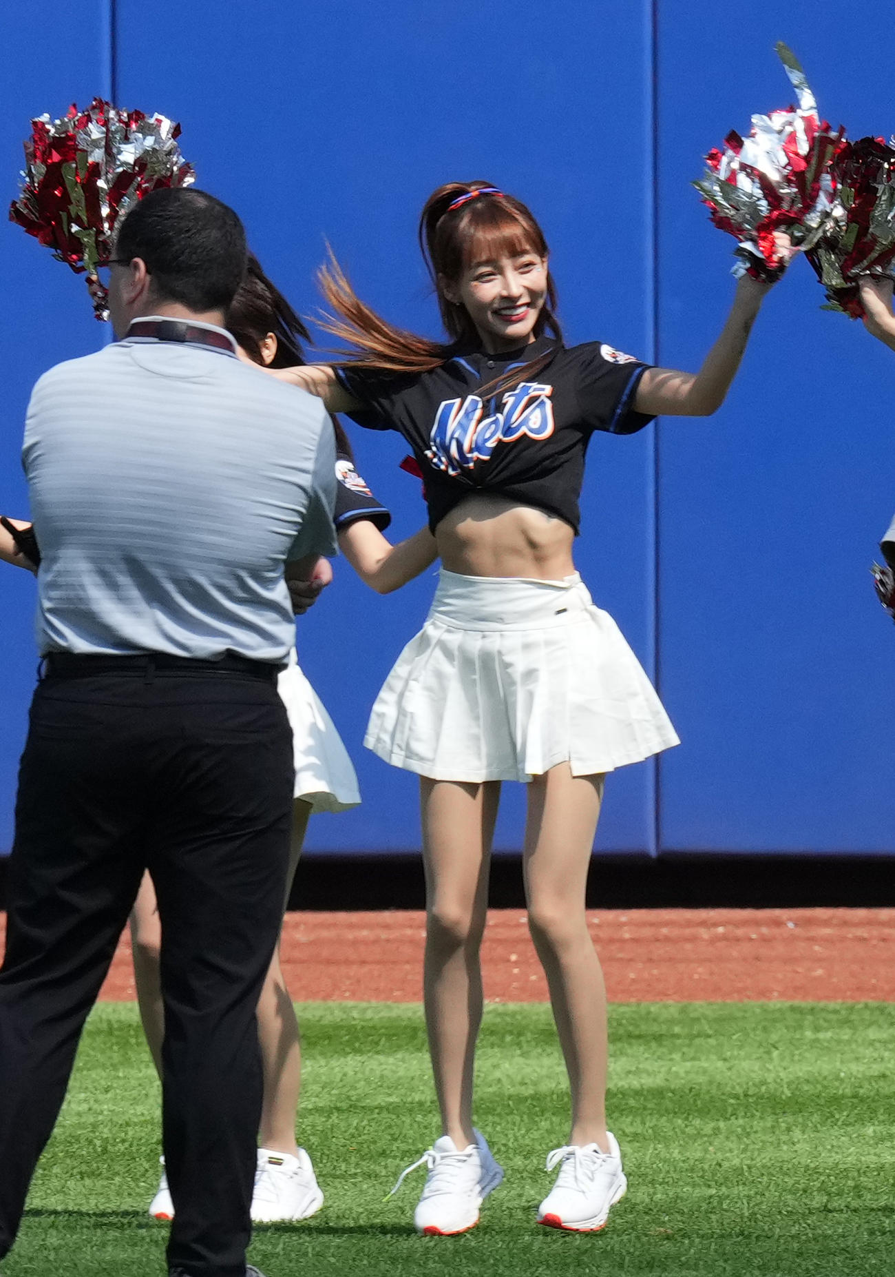 メッツ対エンゼルス　試合前、ダンスで盛り上げるリン・シャン（撮影・菅敏）