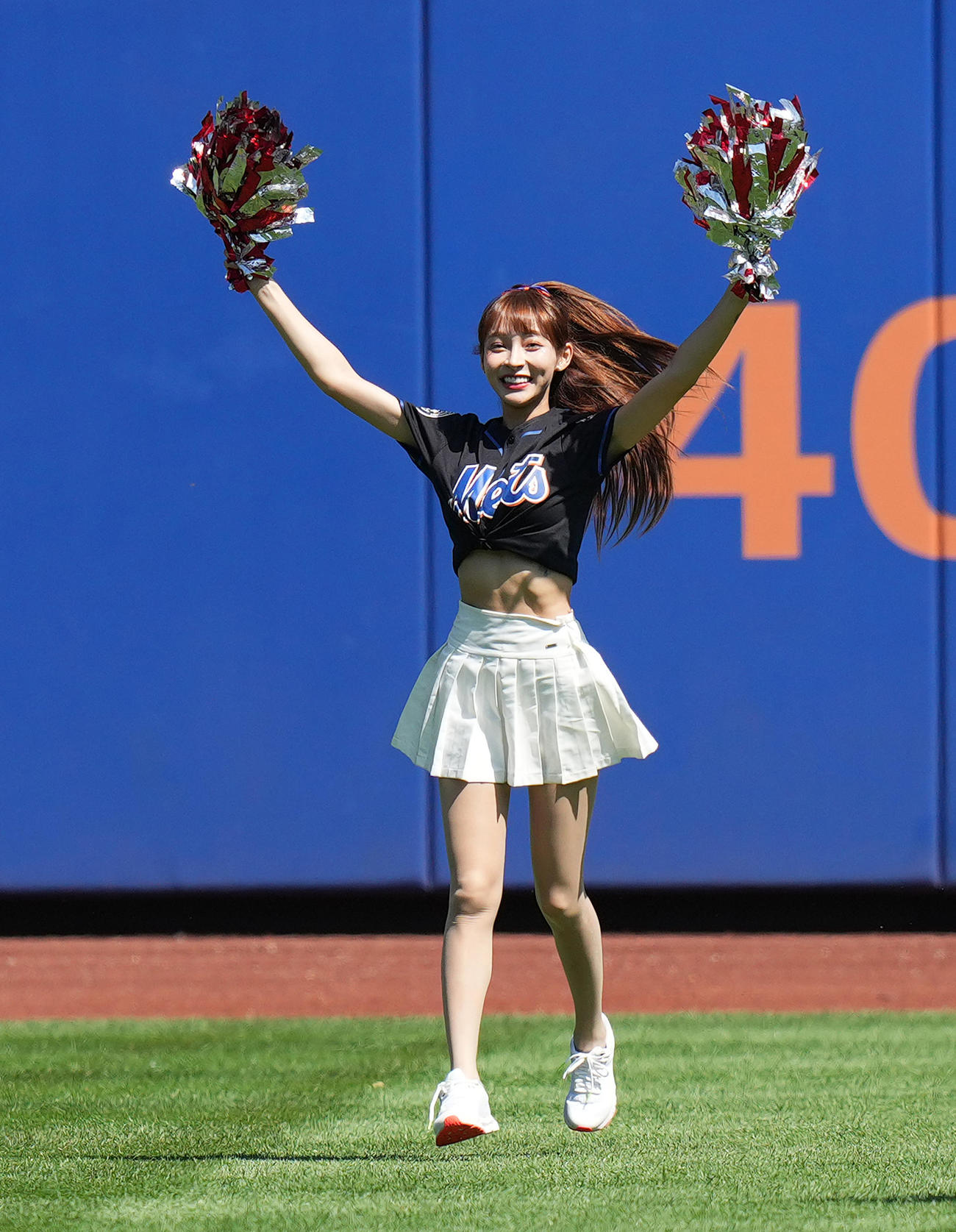 メッツ対エンゼルス　試合前、ダンスで盛り上げるリン・シャン（撮影・菅敏）