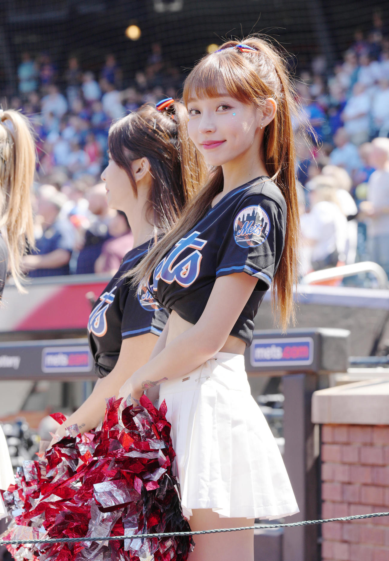 メッツ対エンゼルス　試合前のイベントを終え、笑顔のリン・シャン（撮影・菅敏）