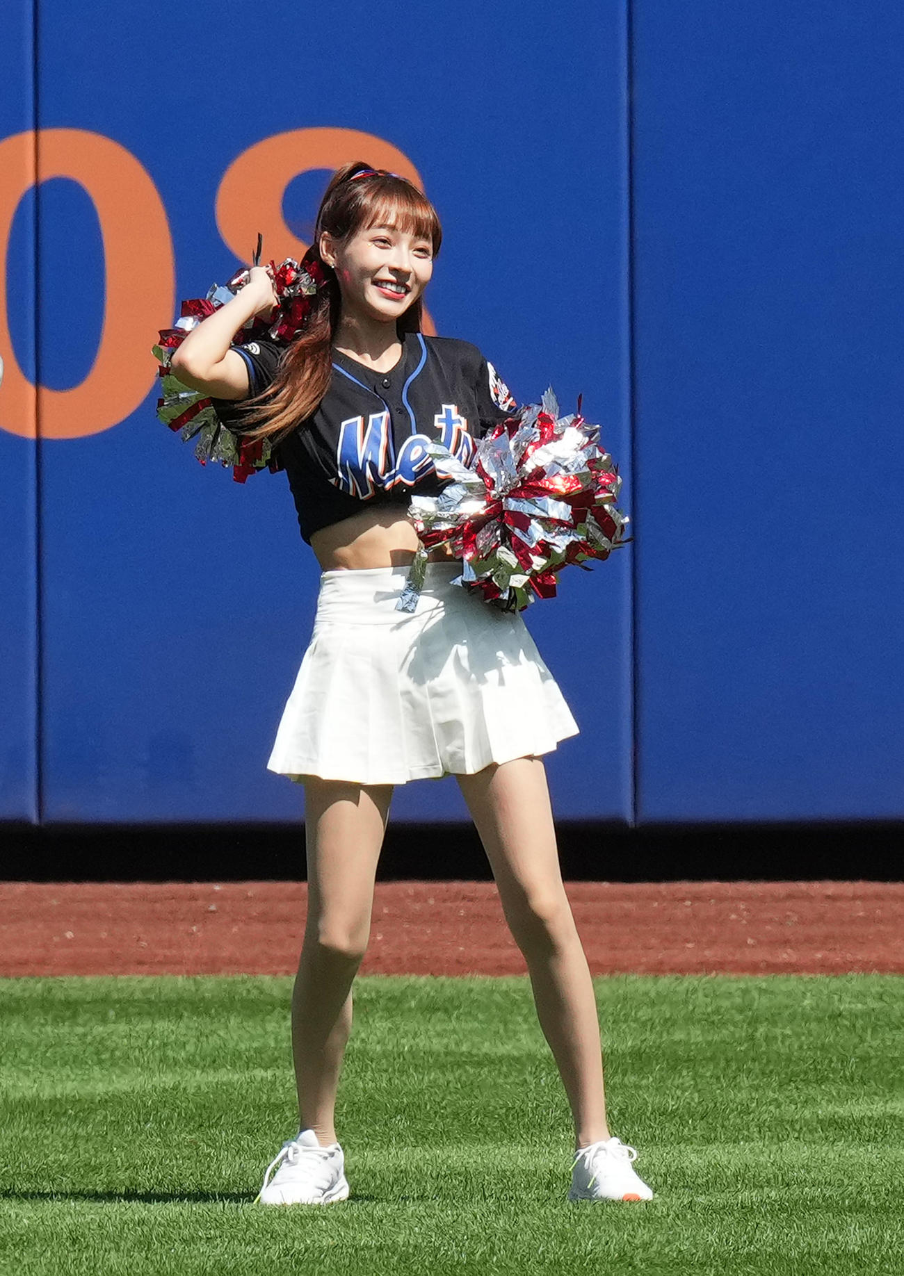 メッツ対エンゼルス　試合前、ダンスで盛り上げるリン・シャン（撮影・菅敏）