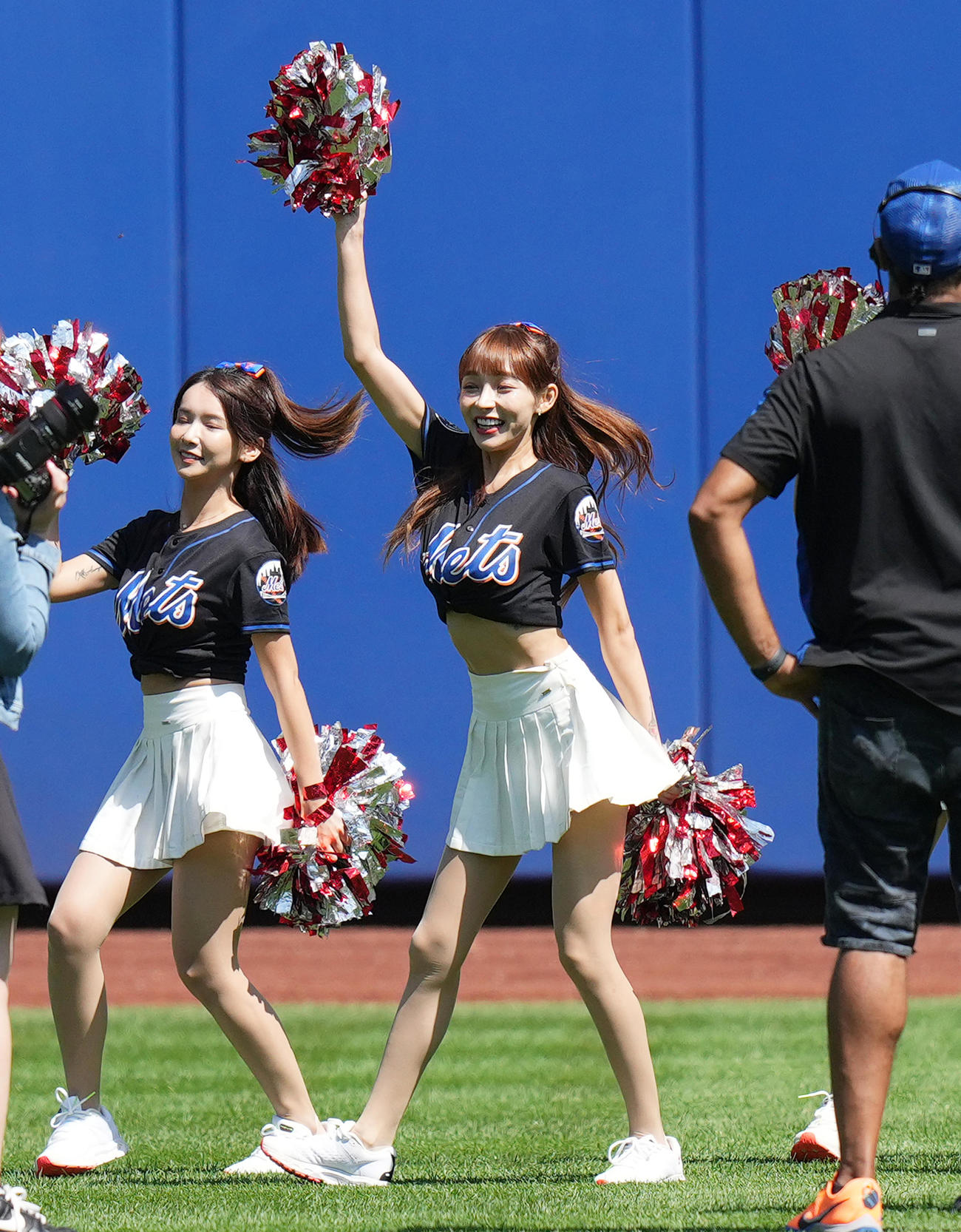 メッツ対エンゼルス　試合前、ダンスで盛り上げるリン・シャン（撮影・菅敏）