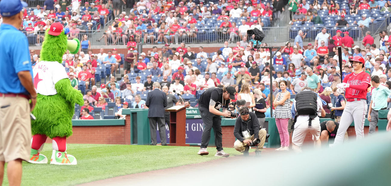 フィリーズ対エンゼルス　試合前、挑発する？球団マスコットのフィリー・ファナティック（左）を笑顔で見つめる大谷（撮影・菅敏）