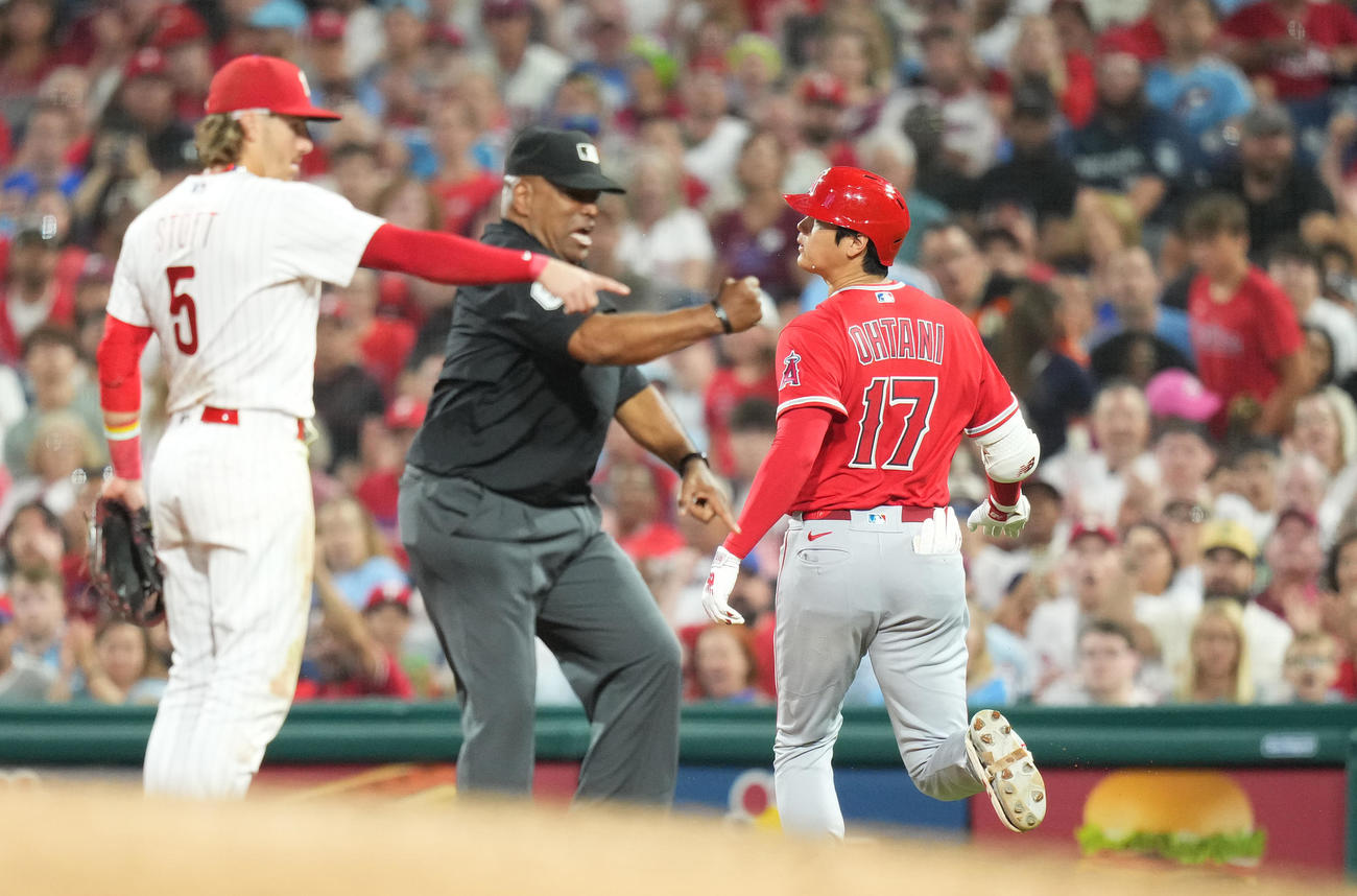 フィリーズ対エンゼルス　8回表エンゼルス2死、一塁に打球を放ち、一塁に駆け込みセーフとアピールするもアウトとなる大谷（右）（撮影・菅敏）