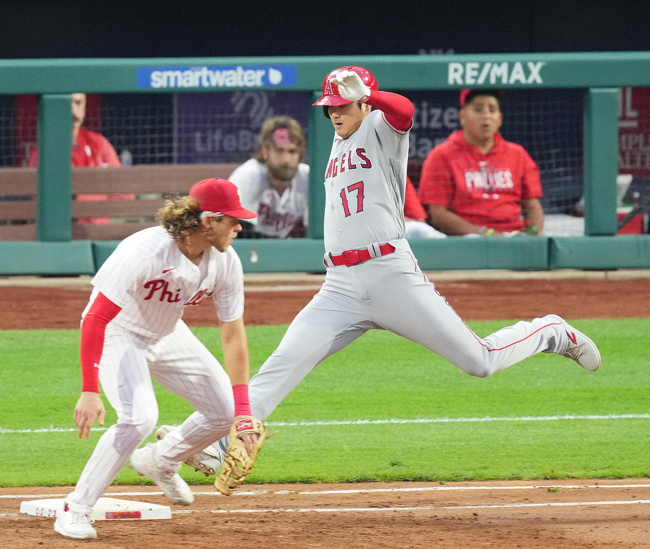 フィリーズ対エンゼルス　3回表エンゼルス1死二塁、投内野安打を放ち、一塁に駆け込む大谷（撮影・菅敏）