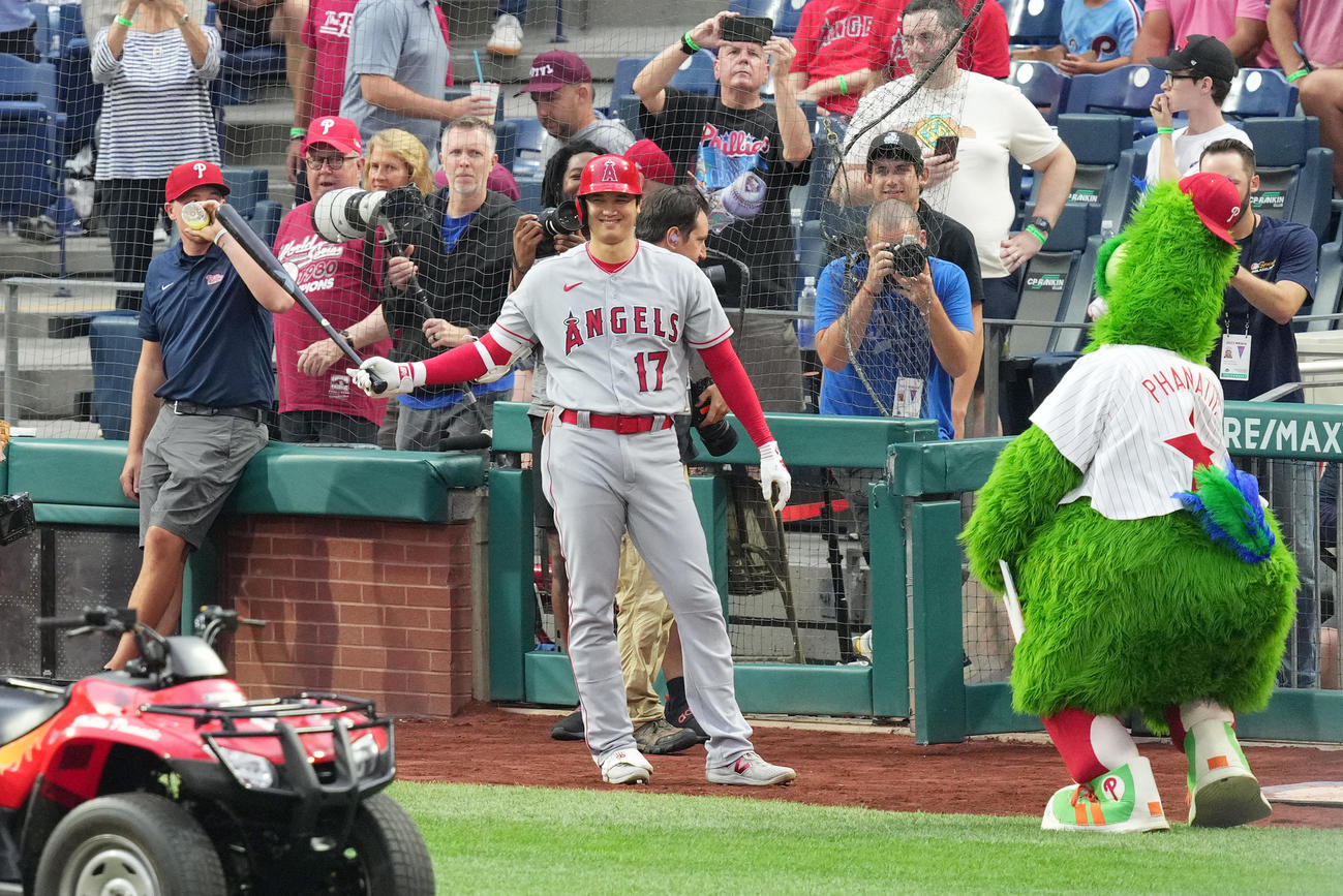 フィリーズ対エンゼルス　試合前、似顔絵を描き終えた球団マスコットのファナティック（右）を前に笑顔を見せる大谷（撮影・菅敏）