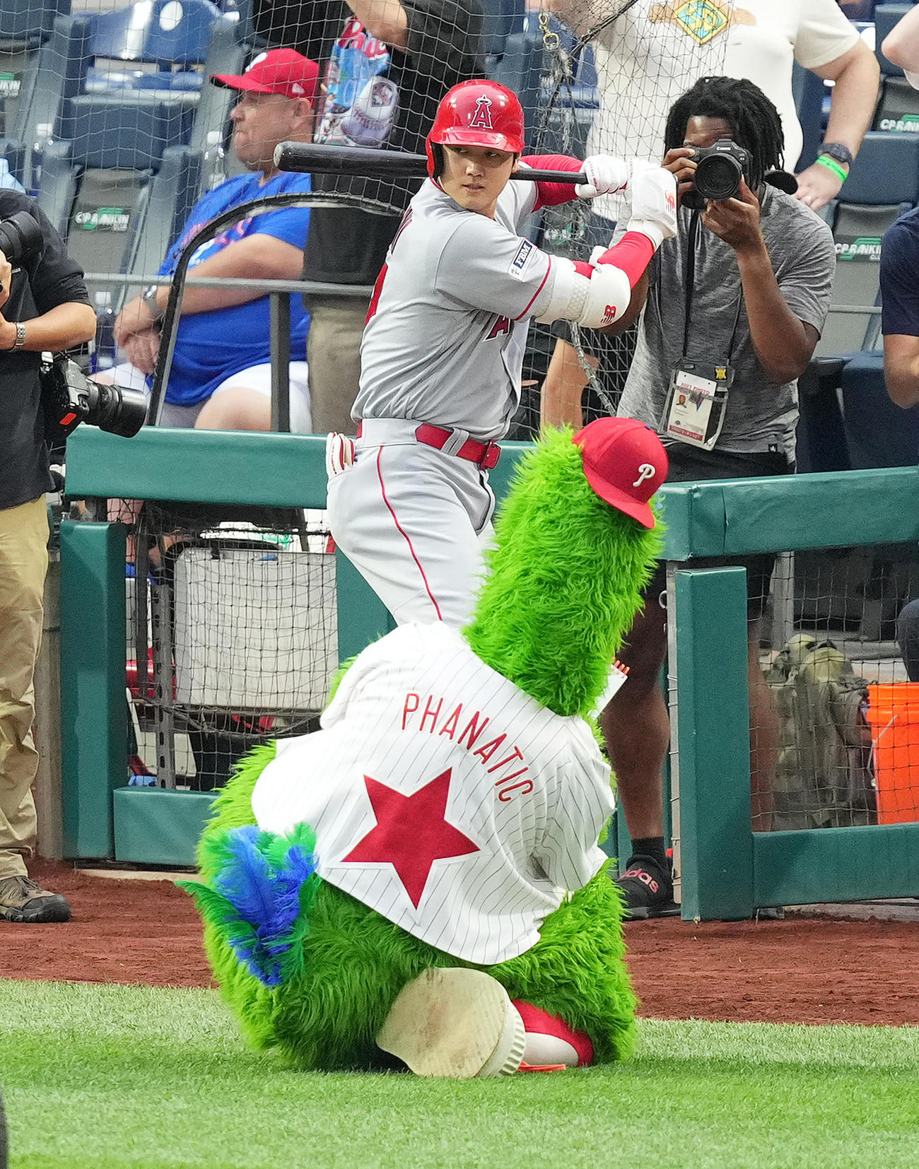 フィリーズ対エンゼルス　試合前、色んな角度から似顔絵を描く球団マスコットのファナティック（下）を前に素振りをする大谷（撮影・菅敏）