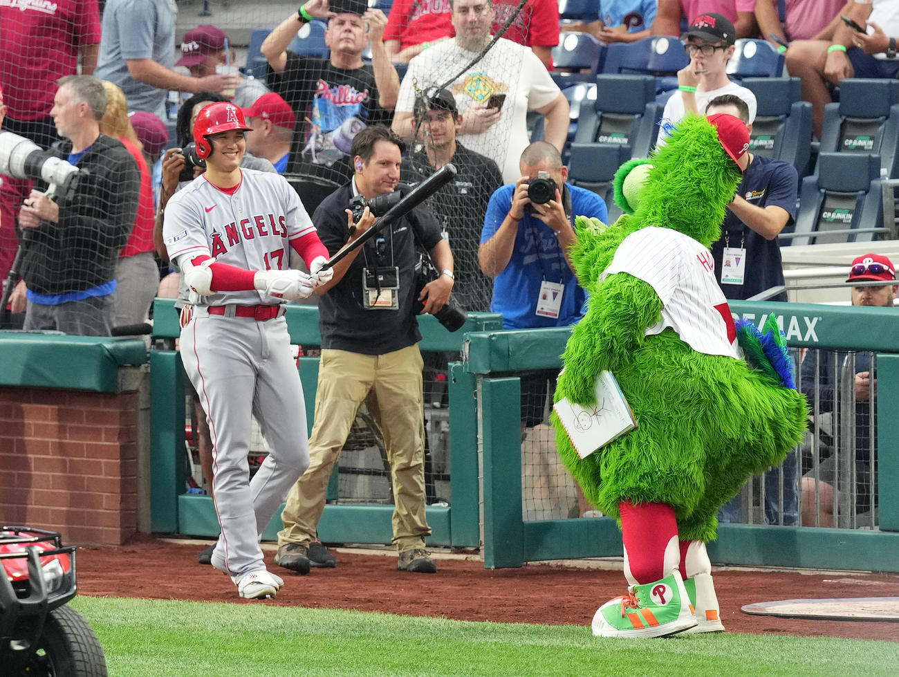 フィリーズ対エンゼルス　試合前、似顔絵を描き終えた球団マスコットのファナティック（右）を前に笑顔を見せる大谷（撮影・菅敏）