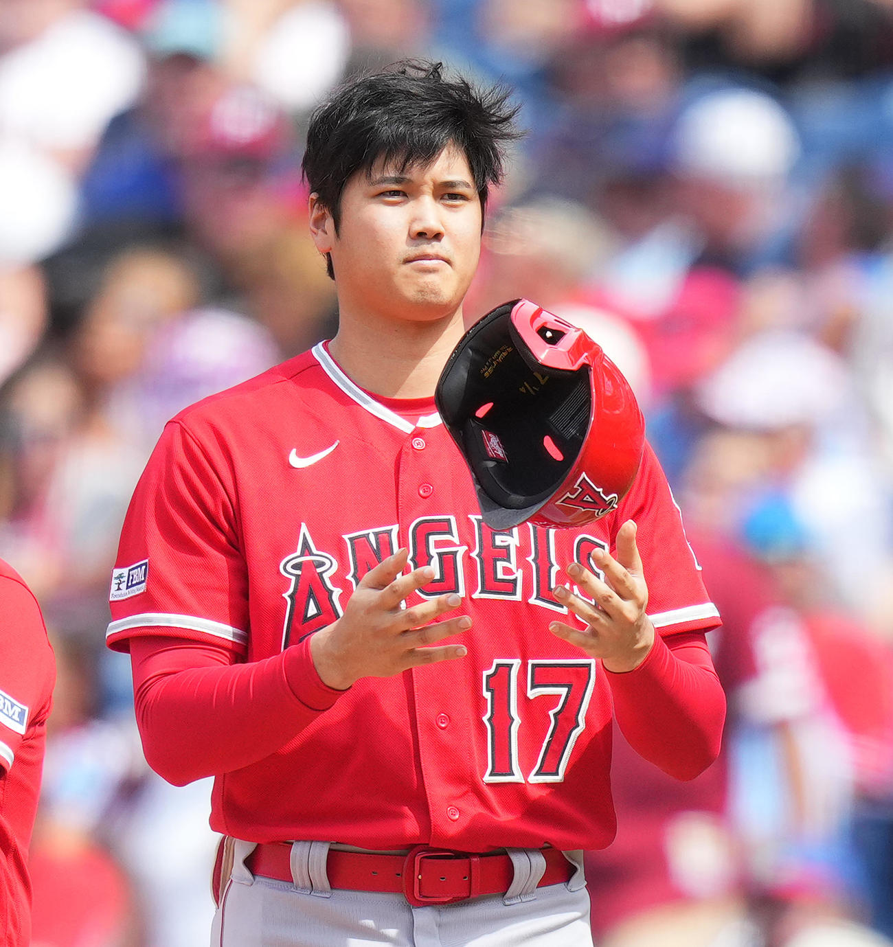 フィリーズ対エンゼルス　5回表エンゼルス2死一、二塁、右適時打を放ち、塁上でヘルメットを投げ上げる大谷（撮影・菅敏）
